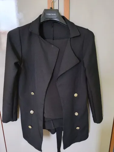 Conjunto calça e blazer social feminino.