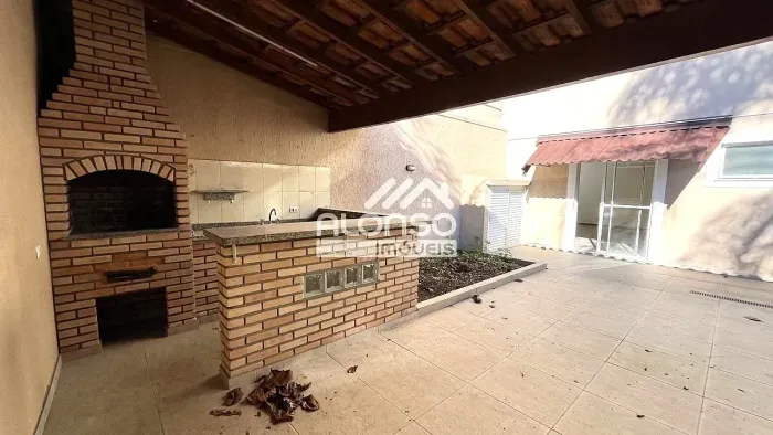 Casa a venda - Isolada, 3 suites, quintal grande, condomínio com lazer, atrás The Square