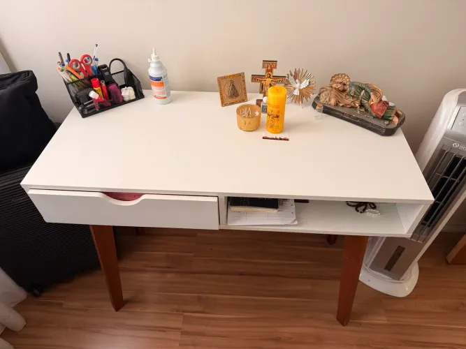 Mesa branca com pés de madeira - estilo moderno