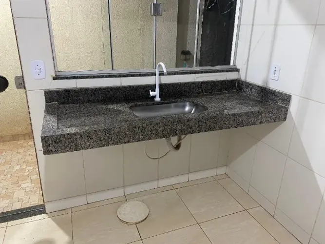 Bancada de Granito para Cozinha com Cuba Embutida e Torneira - Excelente Estado