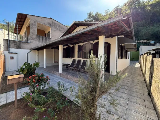 Casa a venda bairro bromelias.