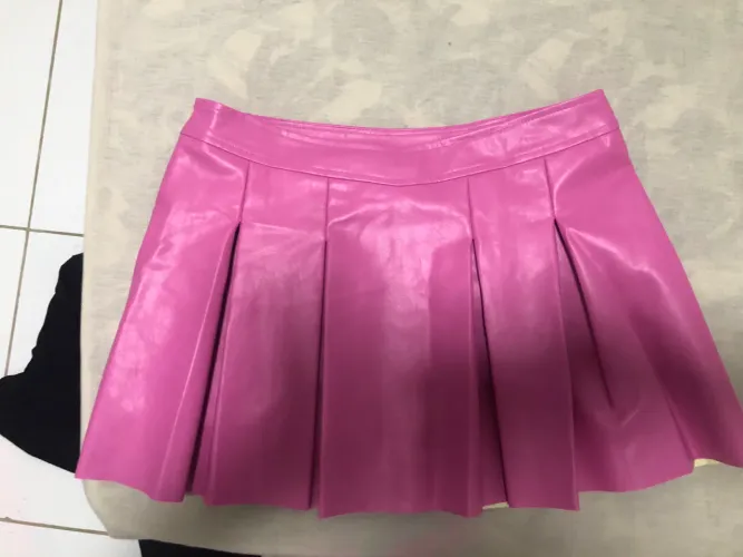 Saia curta plissada tecido PU sólido ROSA