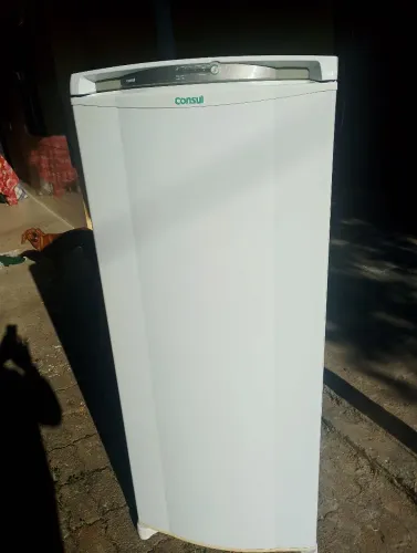 Vende Geladeira Consul Frost Free Gelando muito ok 300. Litros. Sem Nova
