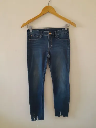 Calça jeans infantil e blusa.