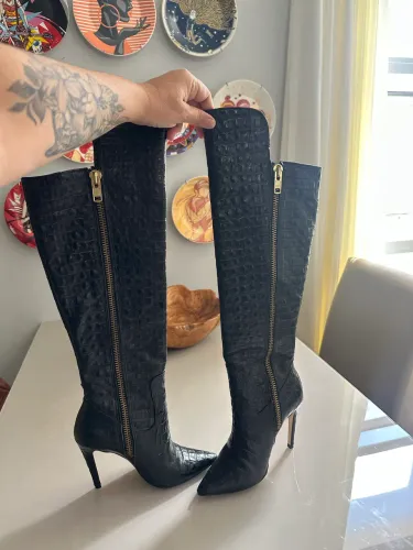 Bota over Luiza Barcelos
