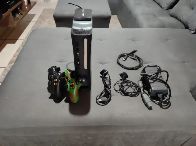 Xbox 360 elite, COMPLETASSO! RGH 200 jogos, 2 Cntrles, cabos carregadores, HDMI, fonte.