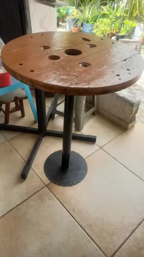 Linda mesinha rústica com base em ferro 