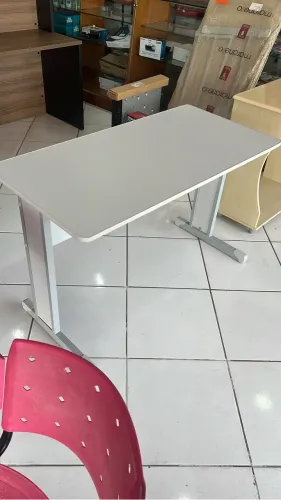 Mesa para escritório pé em metal