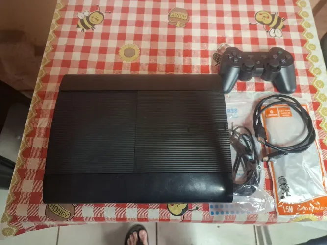 PS3 SUPER SLIM DESBLOQUEADO COM CONTROLE NOVO HD LOTADO DE JOGOS GARANTIA..