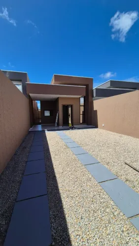 CASA PERTO DA PRAIA EM AQUIRAZ COM 3 QUARTOS SENDO 1 SUÍTE