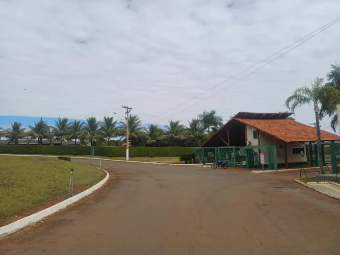 Chácara em Condomínio Fechado de 1900m². ACEITA PERMUTA POR VEÍCULO.
