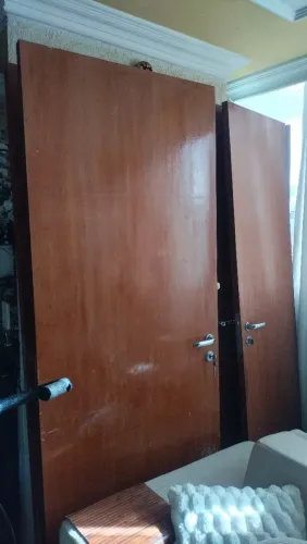 Porta de madeira com fechadura estalada 