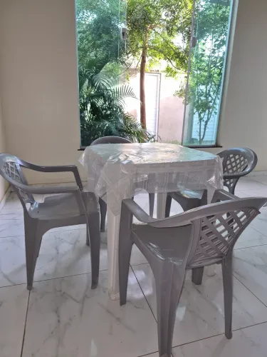 Mesa de plástico com 4 cadeiras