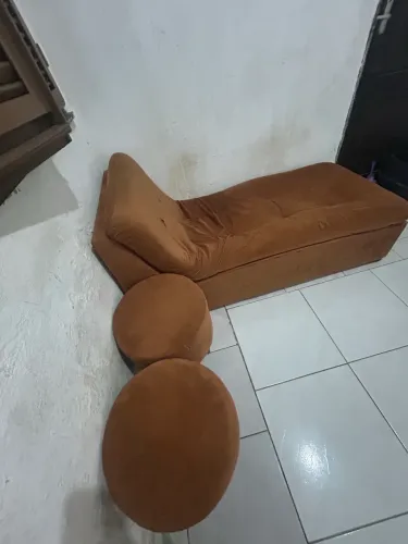 Sofá cama e 2 pufs