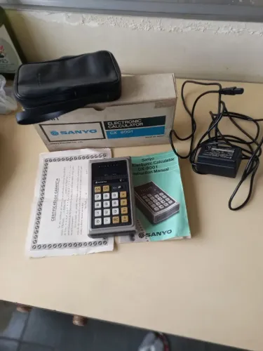 Calculadora Sanyo na caixa com manual e certificado de garantia com capa completa anos 70