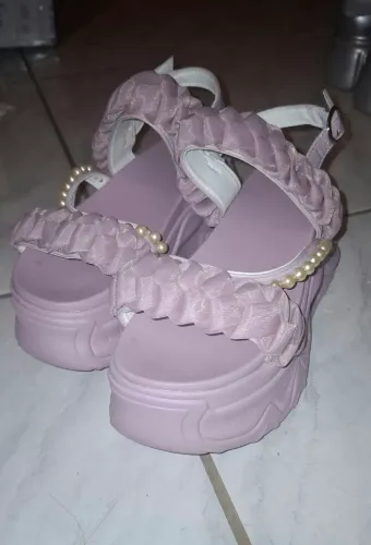 sandália papete plataforma lilás com pérolas, estilo lolita