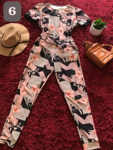 Conjunto feminino blusa e calça grife Nina Bella, estampa floral preto e rosé