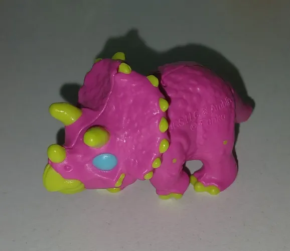 BONECO MINIATURA KINDER OVO DINOSSAURO JURASSIC PARK WORLD TRICERATOPS