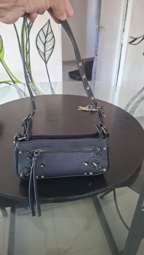 Vende se algumas bolsas feminina usada algumas vezes