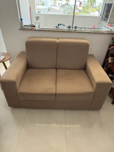 Sofá beje dois lugares