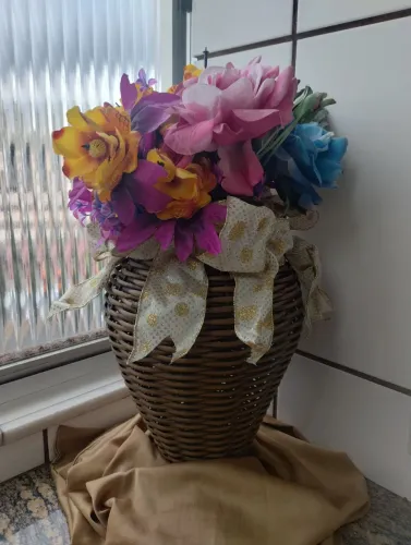 Vaso decorativo de Junco sintético traçado a mão com laço decorativo e flores 