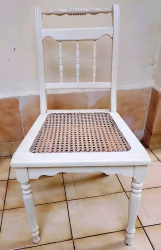 Conjunto de 3 cadeiras clássicas antigas, madeira maciça, laca branca e assento palhinha !