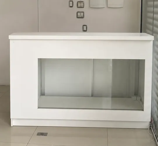 Balcão com Vitrine de Vidro Branco - Ideal para Loja ou Recepção