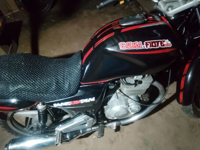 Vende uma moto Suzuki yes