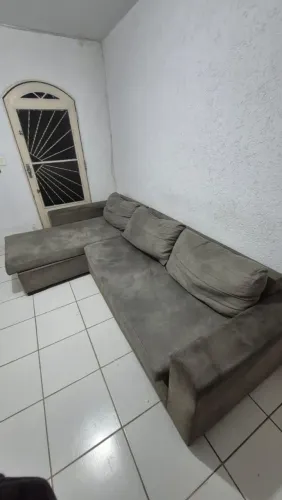 ?Sofá Cinza com Chaise para Deitar - Confortável e Bem Conservado