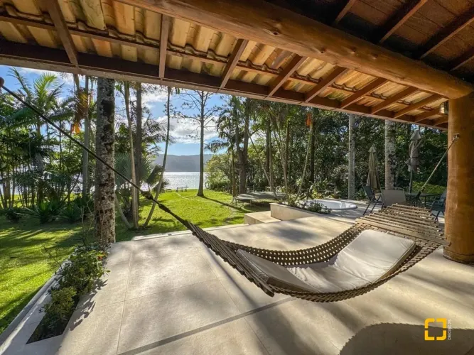 Casa a Venda na Beira da Lagoa da Conceição em Florianópolis - Praia Mole