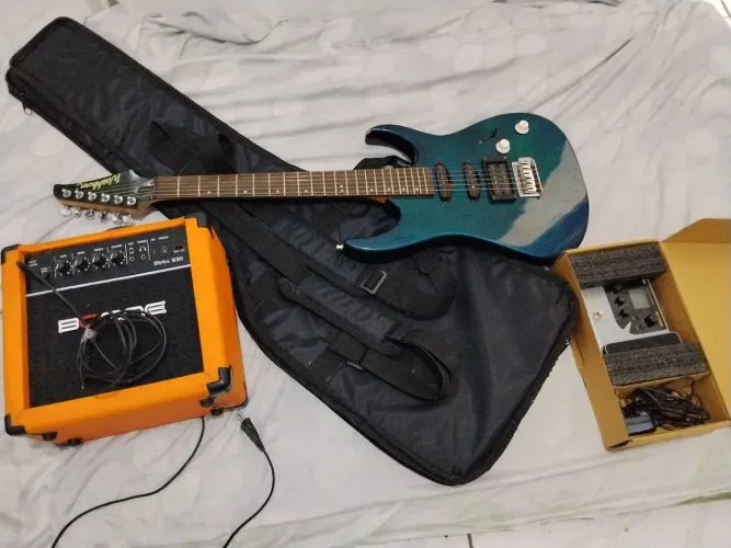 Guitarra, caixinha de som, pedaleira e bag