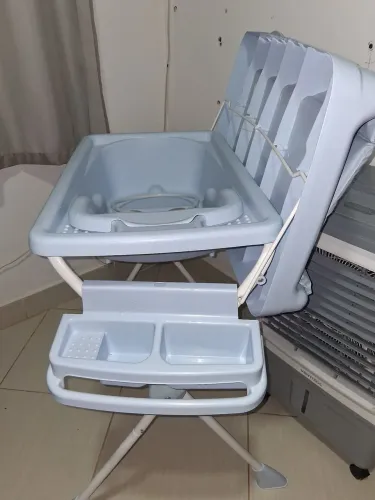 Uma Banheira com trocador e uma banheira normal