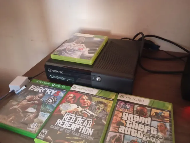 Vendo Xbox 360 slim desbloqueado com 2 controles e jogos originais
