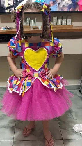 Vestido de caipira usado só uma vez na festa da escola. Vai com os laços também.