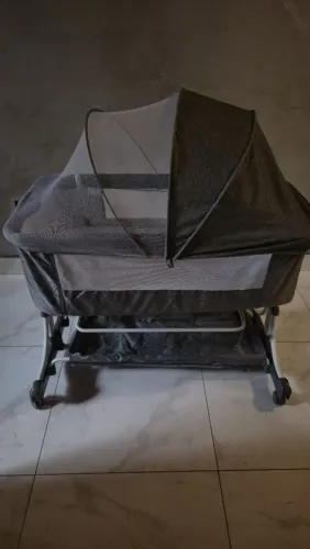 Vende-se berço seme novo, com rodinhas.
