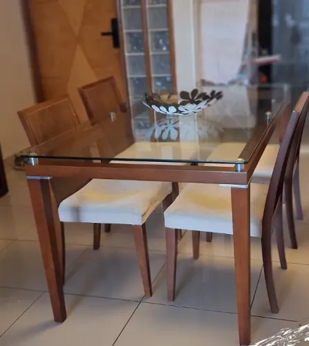 Mesa tampo de vidro com 4 cadeiras - 1,60 x 0,90 metro