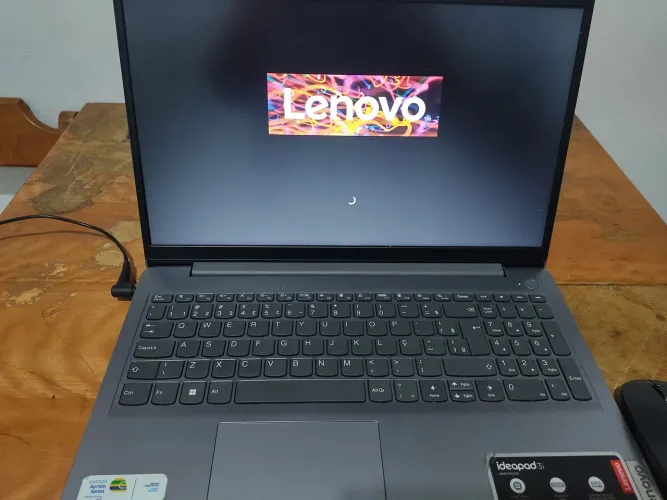 É um Lenovo IdeaPad 3, com processador Intel Core i3.