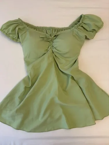 BLUSINHA VERDE COM MANGAS BUFANTES