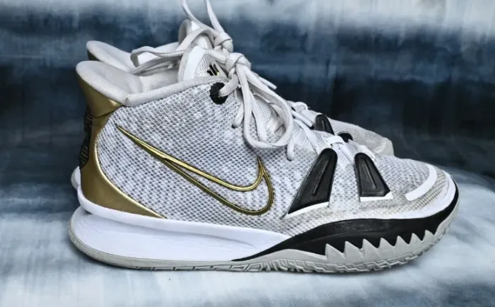 Tenis Basquete Nike Kyrie 7 Rings CQ9326-101 Branco/Dourado Tam 11/43