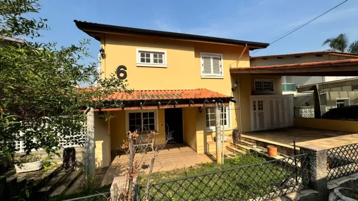 Casa em condomínio fechado em Santana, com 3 dormitórios, sendo 2 suítes e 5 vagas.