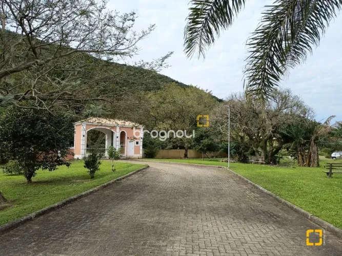 Terreno à venda com escritura pública à 500m do mar - Praia do Pântano do Sul em Florianóp