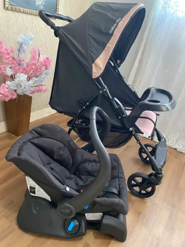 Carrinho Galzerano com bebê conforto e base
