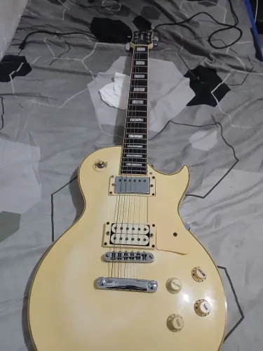 Vende se guitarra
