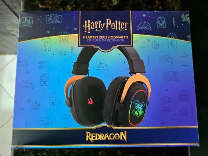 Headset Gamer 7.1 Redragon Harry Potter Zeus Hogwart?s RGB Special Edition Preto e Dourado