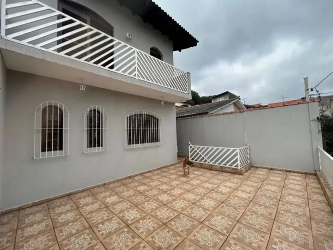 Sobrado à venda no JD ABRIL, Osasco: 3 quartos, suíte, garagem coberta e quintal.