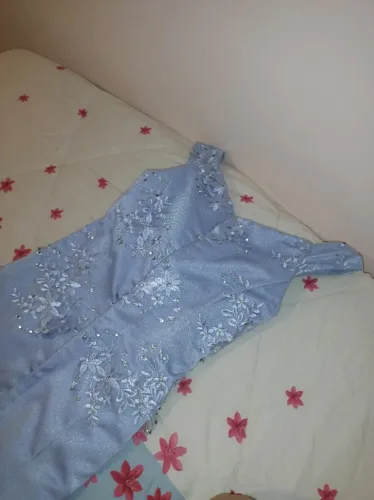 Vestido longo de festa com renda e pedraria