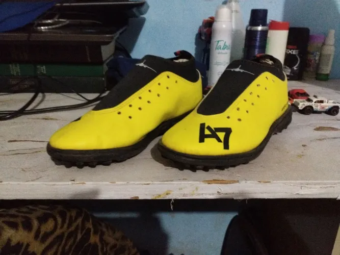 Vendo chuteira de society 35 a 36 o tamanho