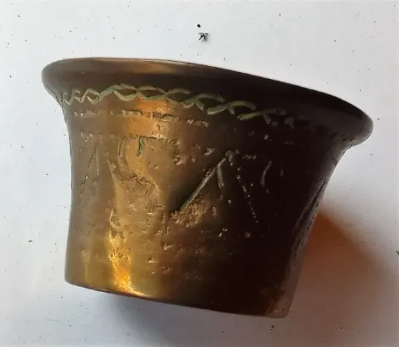 Antigo Pilão Almofariz em bronze maciço com rico detalhes gravados Meados do seculo XX