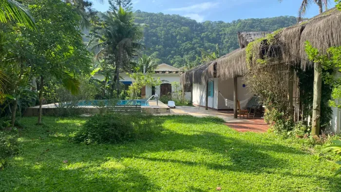 Casa térrea confortável - piscina - churrasqueira - jardim - casa de caseiro - 3 vagas