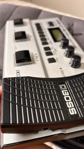 Pedal de efeito Boss Bass Effects Processor GT-1B cinza
